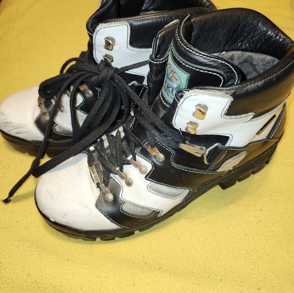 Leather Hiking Boots - Picture 4 of 8